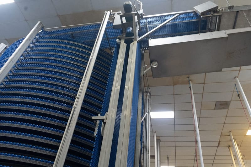 Vertical conveyor levels in a bakery cooling system