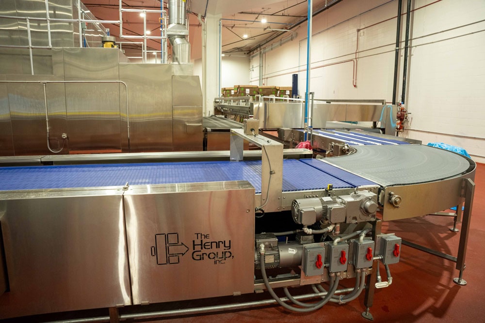 THG grouping equipment with a curved blue belt transfer