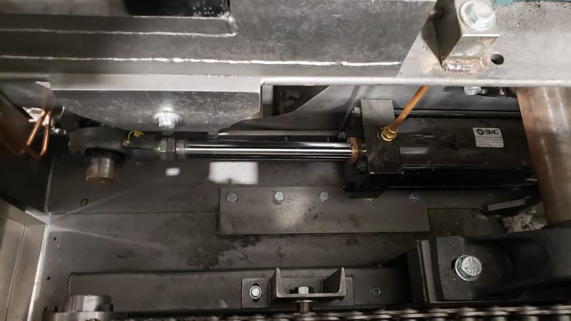 Mechanical components beneath an oven conveyor