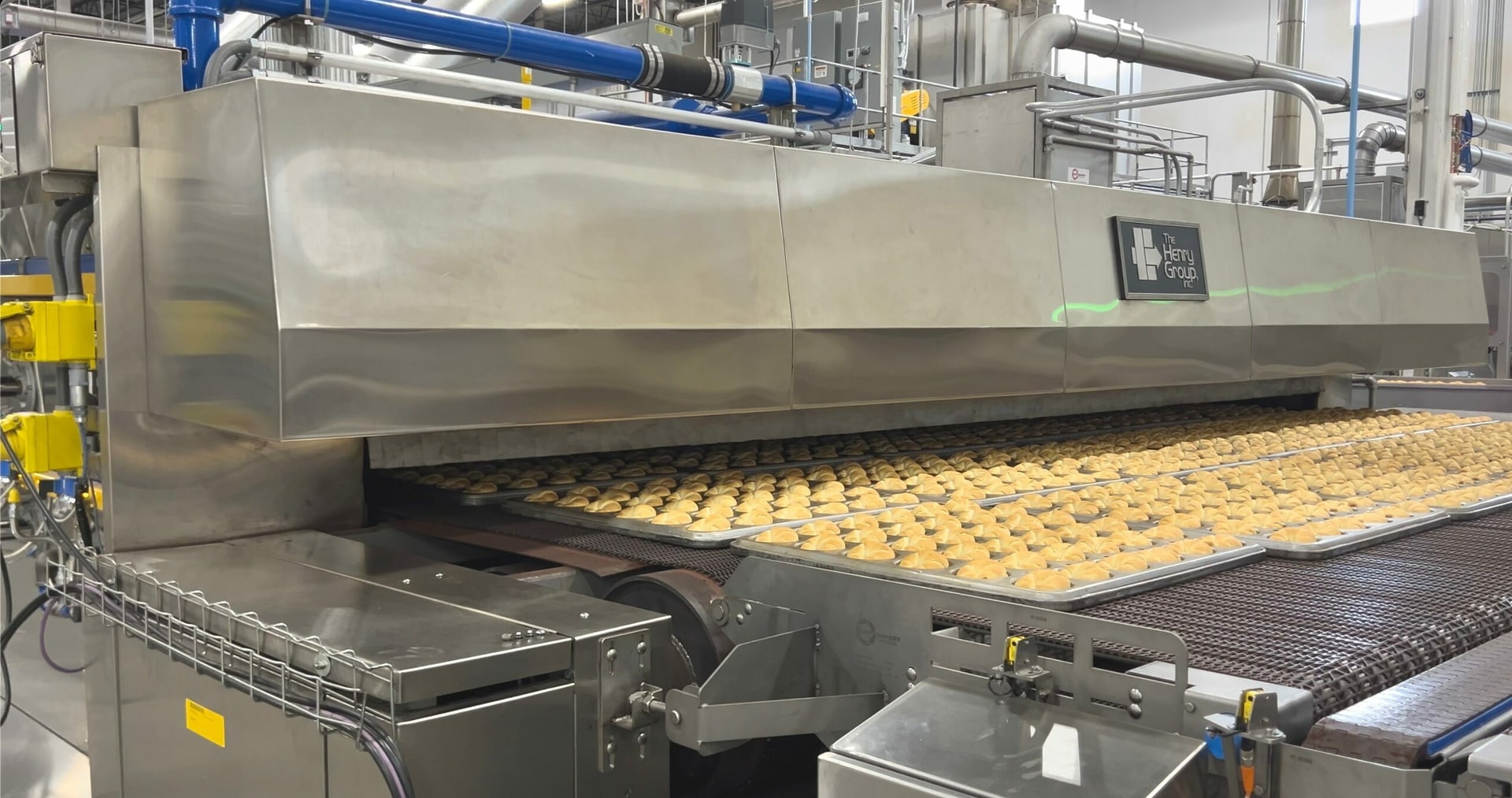 Rows of baked products leaving a stainless THG tunnel oven