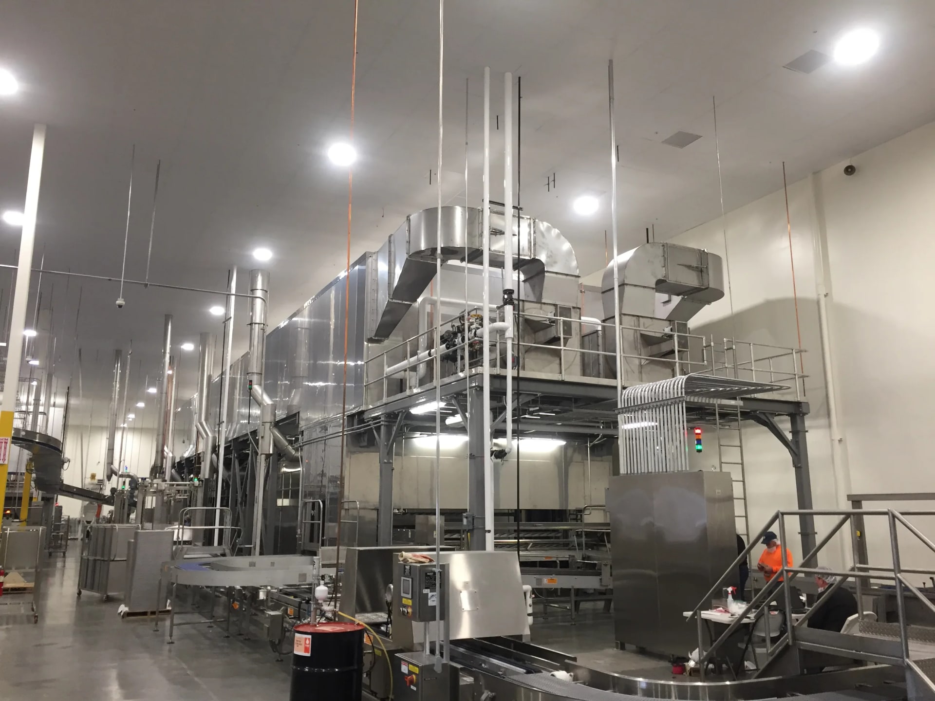 Full-height proofing installation and adjoining bakery equipment
